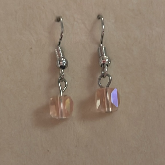NWOT 1.25” hypoallergenic silver tone & pink lucite cube dangle drop earrings - Picture 3 of 12